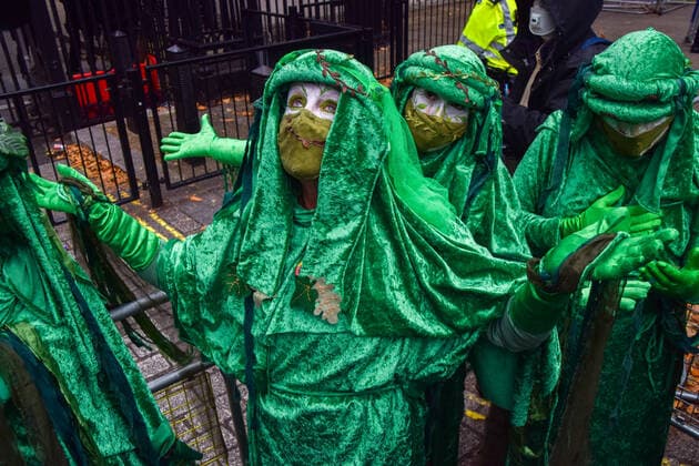 News Bilder des Tages October 14, 2022, London, England, United Kingdom: Green rebels perform outside Downing Street. Extinction Rebellion protesters gathered in Westminster demanding action on the climate crisis, biodiversity crisis and skyrocketing energy bills. London United Kingdom - ZUMAv130 20221014_zip_v130_011 Copyright: xVukxValcicx
