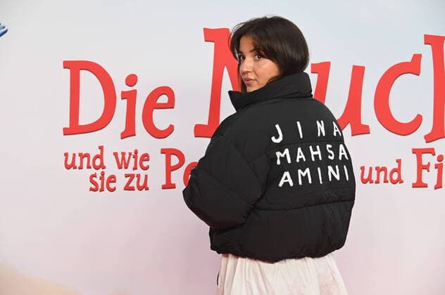 The actress Roxana Samadi with statement solidarity to the people in Iran on her jacket comes to the premiere of the childrens animated film The Mucklas and how they came to Pettersson and Findus in the Cologne Cinedom