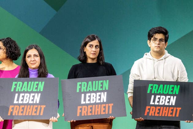 Moving action to show solidarity with the fighting women in the protests in Iran The party conference of Bündnis 90 Die Grünen in the WCCB in Bonn is the 48 Federal Delegates Conference BDK of the party After three digital party conferences, there is now again a meeting in Presence 15 10 2022 Bonn Gronau NRW Germany