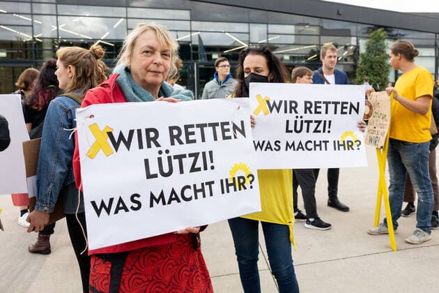 Initiatives of Lützerath remains as well as Friedas for Future show their displeasure after the failed amendment of the Green Youth The party conference of Bündnis 90 Die Grünen in the WCCB in Bonn is the 48 Federal Delegates Conference BDK of the party 16 10 2022 Bonn Gronau NRW Germany