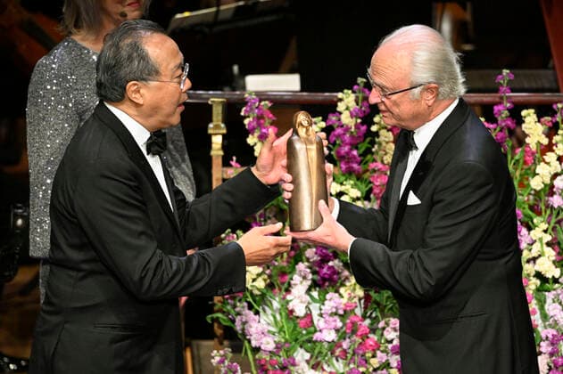 STOCKHOLM 20221018 King Carl Gustaf hands out a prize to this years prizewinner, cellist Yo Yo Ma, during the awarding of the Birgit Nilsson Prize at the Konserthuset on Tuesday evening Stockholm Sweden x10060x,  Copyright: xHenrikxMontgomery TTx BIRGIT NILSSON PRIZE 2022