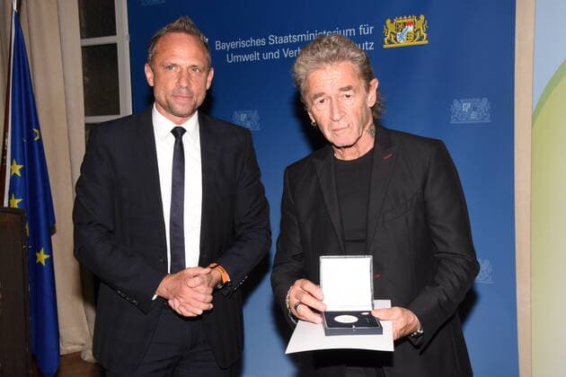 Thorsten Glauber Environment Minister Peter Maffay Saenger Bavarian Environment State Medal Laureate Munich 18 10 2022 Artist House Bavarian Environment State Medal Award Ceremony