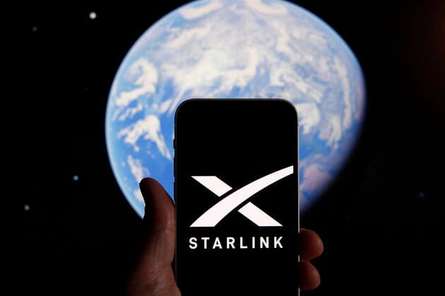 Starlink Resumes Service In Ukraine The Starlink logo is seen on a mobile device with an grahpic illustration of planet Earth in this illustration photo in Warsaw, Poland on 21 September, 2022. Starlink owner and founder Elon Musk Starlink owner Elon Musk has decided to have the satellite company resume internet services in Ukraine after complaints of Starlink owner Elon Musk has decided to have the satellite company resume internet services in Ukraine after complaints of substantial costs. The satellite service, provided for free, is essential to the armed forces of Ukraine batteling Russian forces. Warsaw Poland  Copyright: xSTRx originalFilename: arriens-starlink221018_np6Uf.jpg