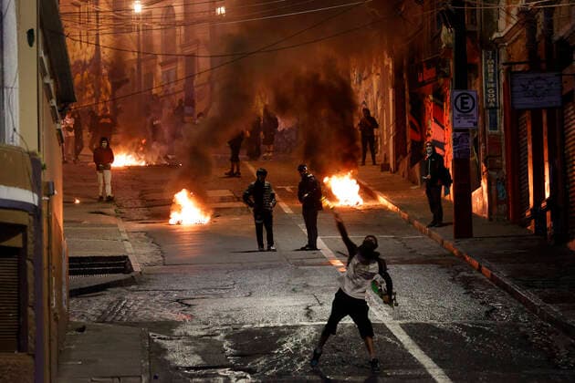 Valparaiso, October 18, 2022 Demonstrations light barricades as part of the commemoration of October 18 in Valparaiso Raul Zamora Aton Chile, Valparaiso Chile Aton 650520  Copyright: RAULxZAMORA ATONxCHILE