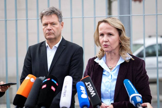Press statement following the cabinet meeting and the cabinet decision on the amendment of the Atomic Energy Act Current, 19 10 2022, Berlin, Federal Minister of Economics and Climate Robert Habeck Gruene together with Federal Environment Minister Steffi Lemke Gruene at the press statement following the cabinet meeting and the cabinet decision on the