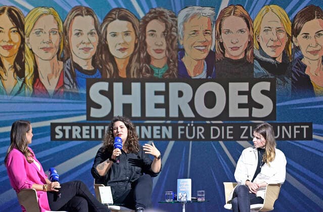 21 10 2022 Book Fair Frankfurt Fairground ARD Stage in the Forum Sheroes Streiterinnen für die Zukunft v li Moderator Jagoda Marinic Author Jasmin Schreiber Biodiversity Climate protection activist Luisa Neubauer Photo Peter Henrich Frankfurt am Main Hesse Germany
