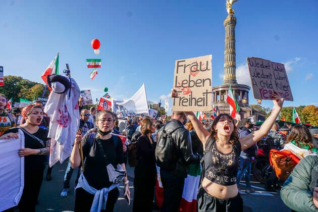 Solidarity demonstration against the oppression of women in Iran, Tiergarten, Siegessäule, Großer Stern, Berlin Large demonstration against the regime of the mullahs in Iran Triggered by the death of 22 year old Masha Amini 22 10 2022, Berlin Mitte, Tiergarten, News,