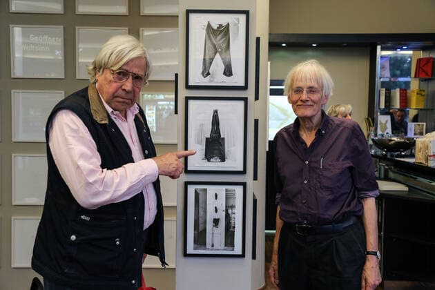 Bazon Brock, Timm Ulrichs, Denkerei, Berlin 7 5 2015 In between a picture of Brocks headstand When he did the headstand at the Fluxus evening of the ASTA of the TH Aachen on 20 7 1964, Ulrichs, who had been invited, jumped on stage and knocked Brock over and was then promoted out of the hall Almost 51 years later the two are on friendly ter