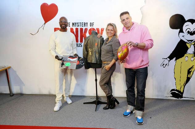 Yared Dibaba, Nova Meierhenrich and Carsten Spengemann at the charity event in the Banksy exhibition in the former Galeria Kaufhof building, where celebrities paint things with Banksy motifs so that they can be auctioned Hamburg, 24 10 2022 Foto:xgbrcix xFuturexImage