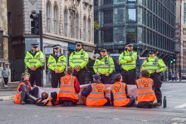 News Bilder des Tages October 27, 2022, London, England, United Kingdom: Just Stop Oil activists glued their hands and locked themselves to metal pipes blocking the streets around Mansion House Station in the City of London, the capital s financial district, as they continue their protests demanding the government stops issuing new fossil fuel licences. London United Kingdom - ZUMAv130 20221027_zip_v130_006 Copyright: xVukxValcicx