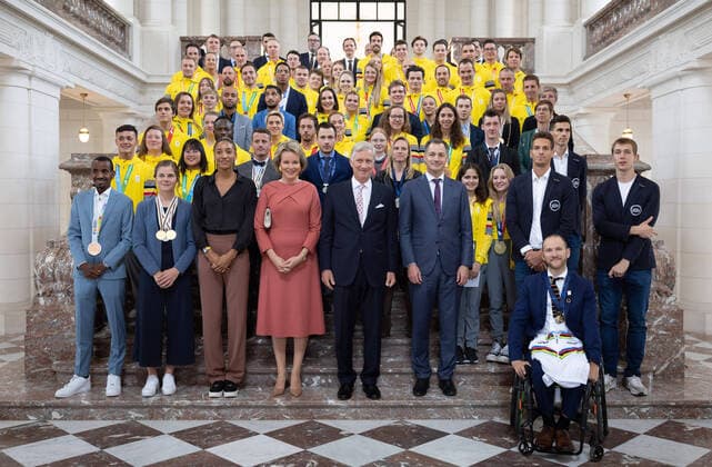 Bilder des Jahres 2022, Entertainment 10 Oktober Entertainment Themen der Woche KW43 Entertainment Bilder des Tages Belgian athlete Bashir Abdi, Belgian cyclist Lotte Kopecky, Belgian Nafissatou Nafi Thiam, Queen Mathilde of Belgium, King Philippe - Filip of Belgium, Prime Minister Alexander De Croo, Belgian Dylan Borlee, athlete Kevin Borlee and Belgian athlete Julien Watrin pictured during a royal reception for successful athletes in 2022, at the Royal Castle in Laken - Laeken, Brussels on Thursday 27 October 2022. The King and Queen invited winners of a medal on European or World Championships or the World Games in Birmingham. BENOITxDOPPAGNE 47689381