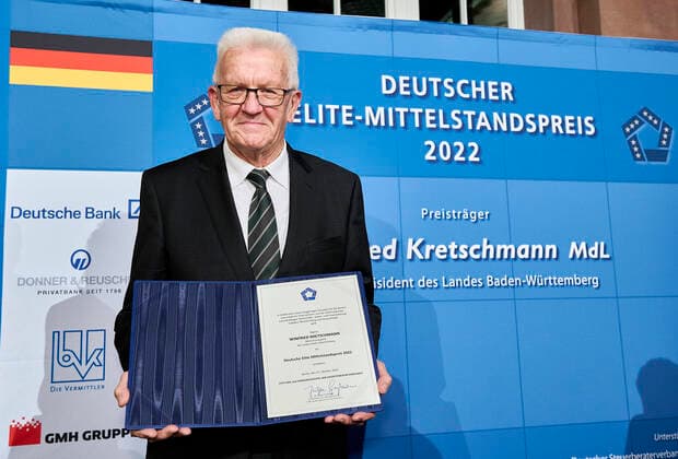 Winfried Kretschmann receives the German Elite SME Award 2022 EUR, Germany, Berlin,27 10 2022 The Minister President of Baden Würtenberg, Winfried Kretschmann receives the German Elite SME Award 2022 of the Wir Eigentümerunternehmer Foundation In the presence of the Federal Minister of Economics Robert Habeck and Nicola Leibinger Kammüller, CE