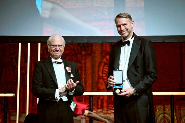 STOCKHOLM 20221028 King Carl Gustaf presents a medal to Peter Carlsson, founder of Northvolt, at the Royal Academy of Engineering Sciences 4th celebration gathering in the City Hall on Friday Stockholm Sweden x10050x,  Copyright: xPontusxLundahl TTx INGENJÖRSAKADEMIENS HÖGTIDSSAMMANKOMST
