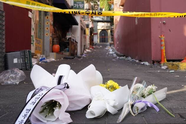 Bilder des Jahres 2022, News 10 Oktober Südkorea, zahlreiche Tote nach Massenpanik in Seoul 153 confirmed dead in Halloween stampede in Seoul s Itaewon SEOUL, SOUTH KOREA, OCT 30: Citizens left flowers in front of the crushed accident site in Itaewon, Seoul, South Korea on October 30, 2022. The Central Disaster and Safety Countermeasures Headquarters announced that as of 4:30 pm, October 30, the number of deaths was 153, including 20 foreigners. Seoul Itaewon South Korea 7653_265688 Copyright: xSeokyongxLee PentaxPressx