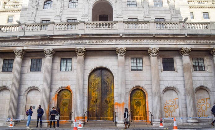 News Bilder des Tages October 31, 2022, London, England, United Kingdom: Just Stop Oil activists sprayed orange paint on the Bank of England and spraypainted the facade with messages as they continue their protests demanding the government stops issuing new fossil fuel licences. London United Kingdom - ZUMAv130 20221031_zip_v130_003 Copyright: xVukxValcicx