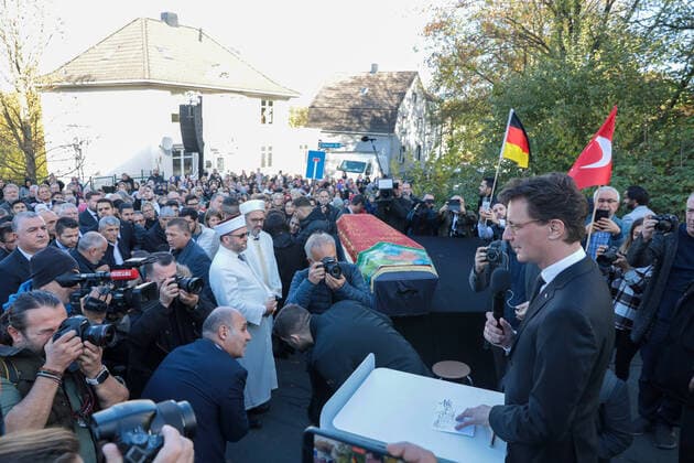 Funeral service after the death of Mevlüde Genc Funeral service after the death of Mevlüde Genc at the place where five of her family members were killed in a right-wing radical arson attack in May 1993 Solingen, Untere Wernerstraße Germany