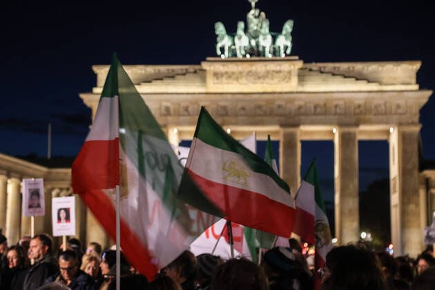 Rally in solidarity with the protest movement in Iran Have called the initiative of the RAV, the VDJ, the New Judges Association, the RAK Berlin, the DAV, the ECCHR and the djb on 07 11 2022 in front of the Brandenburg Gate in Berlin Rally in solidarity with the protest movement in Iran at the Brandenburg Gate