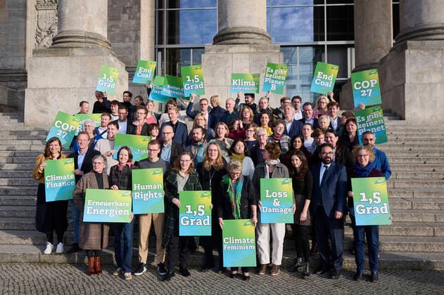 Berlin, photo action of the parliamentary group of Bündnis90 Die Grünen to the start of the world climate conference photo action of the parliamentary group of Bündnis90 Die Grünen on 08 11 2022 on the steps of the Reichstag building in Berlin to the start of the 27 world climate conference in Egypt Berlin Germany