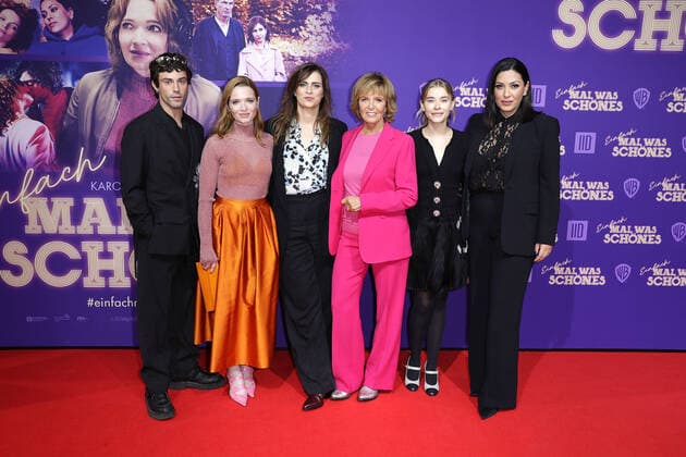 Aaron Altaras, Karoline Herfurth, Nora Tschirner, Ulrike Kriener, Milena Tscharntke and Jasmin Shakeri at the film premiere of Einfach mal was Schönes on 8 11 2022 in Berlin Einfach mal was Schoenes film premiere in Berlin