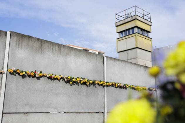 Roses stuck at the Berlin Wall memorial on the day of the fall of the Berlin Wall in Berlin, 09 11 2022 Berlin Germany Copyright: xKiraxHofmann photothek.dex