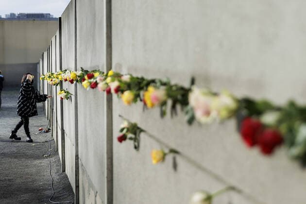 Roses stuck at the Berlin Wall memorial on the day of the fall of the Berlin Wall in Berlin, 09 11 2022 Berlin Germany Copyright: xKiraxHofmann photothek.dex