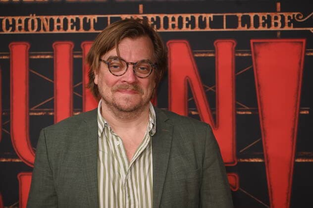Presenter Nilz Bokelberg comes across the red pond at the gala premiere of Moulin Rouge Das Musical at the Cologne Musical Dome