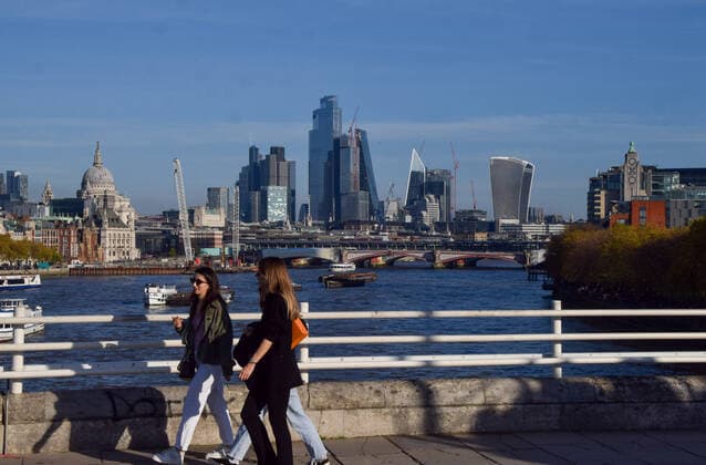 November 12, 2022, London, United Kingdom: A group of women walk along Waterloo Bridge past the City of London skyline on an unusually warm November day as temperatures rise in the capital. London United Kingdom - ZUMAs197 20221112_zab_s197_020 Copyright: xVukxValcicx