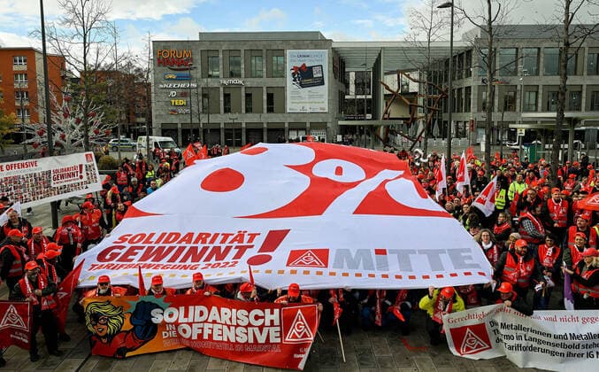 17 11 2022, xpsx, local Hanau Public rally and demonstrations and central warning strike v l , Hanau Hesse Germany DEU Freiheitsplatz.