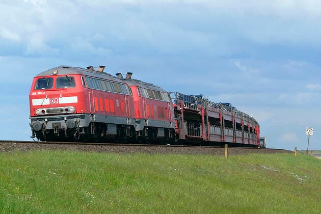 Ankunft des Autozugs auf der Insel Sylt Der Hindenburgdamm ist die wichtigste Verbindung zwischen dem Festland und der nordfriesischen Insel Sylt. Er wurde 1927 in Betrieb genommen und dient ausschließlich dem Eisenbahnverkehr. Jedes Jahr transportieren die Autozüge mehr als 450.000 Fahrzeuge.- The Hindenburg-causeway is the most important connection between the North Frisian island of Sylt and the mainland of Schleswig-Holstein in Germany. It was opened in 1927 and is exclusively a railway corridor. Each year, the trains transport more than 450,000 vehicles over the causeway. Copyright: xZoonar.com KonradxWeißx 2999937