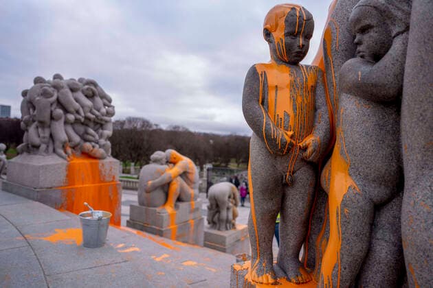 Oslo 20221118 Washing of the sculptures after campaigners from Stopp Oljeletinga have trashed the Monolith in the Vigeland sculpture park Oslo Norway xx,  Copyright: xJavadxParsax Rq7NkJL2PTM