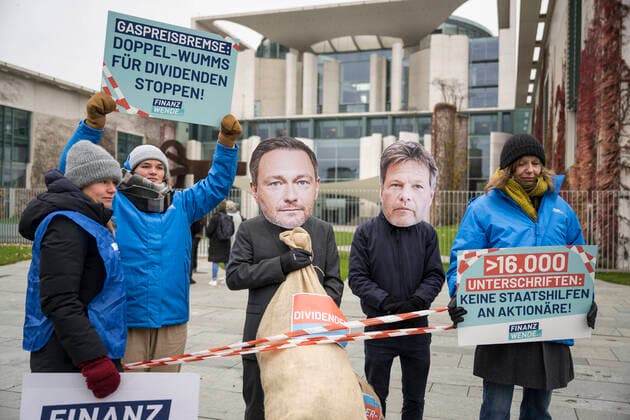 Demonstrators of Finanzwende during an action with masks with images of Finance Minister Christian Lindner and Economics Minister Robert Habeck against state aid to shareholders during a meeting of the federal cabinet in front of the Chancellery in Berlin photo bildgehege gas price brake