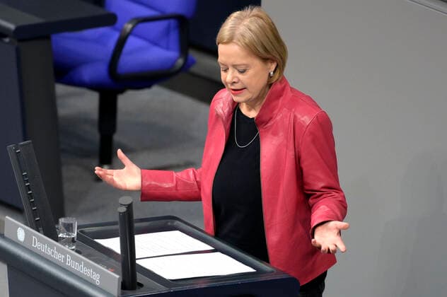 Gesine Lötzsch at the 68 session of the German Bundestag in the Reichstag building Berlin, 22 11 2022 Foto:xF.xKernx xFuturexImage