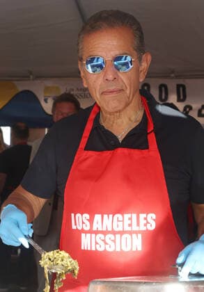 23 November 2022 -Los Angeles, California - Antonio Villaraigosa. Los Angeles Mission Hosts Annual Thanksgiving Dinner To The Unhoused Community Of Los Angeles held at Los Angeles Mission in Los Angeles. Los Angeles USA - ZUMAa123 20221123_zaa_a123_053 Copyright: xFSx