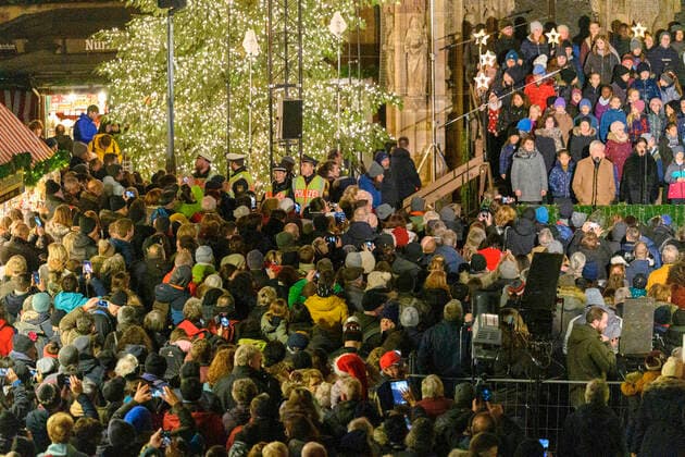 Crowd at the opening of the Nuremberg Christmas Market in the Old Town Nuremberg, 25 11 2022 Foto:xD.xAnoraganingrumx xFuturexImage