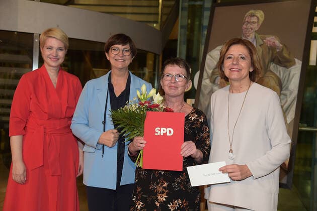 Regine Hildebrandt Prize 2020 2022 V l n r Manuela Schwesig, Saskia Esken, Inge Heimer, PREIS for grannies against the right, Malu Dreyer Regine Hildebrandt Prize in the SPD House Award ceremony 2020 2022 in Berlin on 26 11 2022 Photopress Mueller