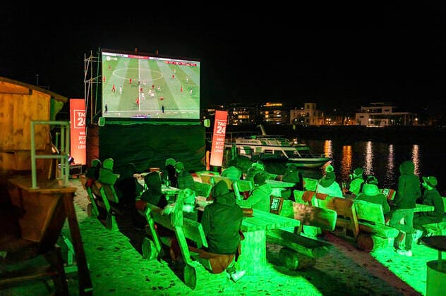 Public Viewing of the news portal TAG24 at the beach bar Magdeburg About 70 fans watch at 3 degrees Celsius and with mulled wine the game Spain against Germany 1 1 of the FIFA World Cup 2022 in Qatar Magdeburg, 27 11 2022 Foto:xM.xPatzigx xFuturexImage