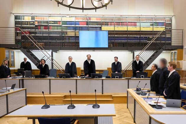 Judicial officials lead the defendant into the courtroom of the Higher Regional Court 31 years after an arson attack on a home for asylum seekers in Saarland, the defendant, now 51, is accused of committing an arson attack on a home for asylum seekers in Saarlouis in 1991. DSC03171.jpg