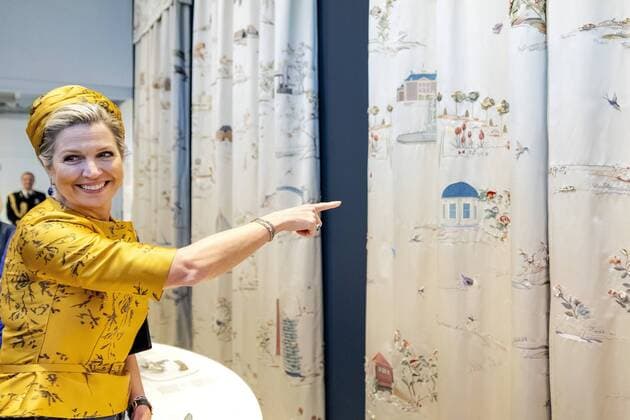 TILBURG Queen Maxima looks at the new curtains that are to be hung in the Chinese Hall of Paleis Huis ten Bosch during the opening of the exhibition Royal embroidery, stories and craftsmanship in the Tilburg Textile Museum ANP ROBIN VAN LONKHUIJSEN netherlands out belgium out  Copyright: xx x458623339x originalFilename: 458623339.jpg