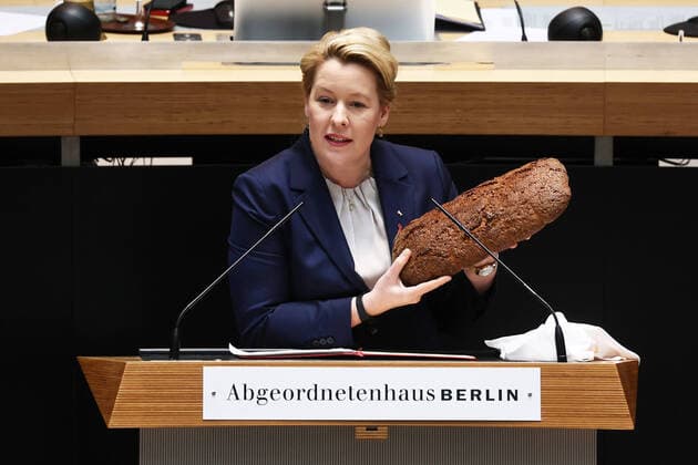 Governing Mayor Franziska Giffey shows a naturalization bread at the Abgeornetenhaus in Berlin on December 1, 2022 plenary session at the Abgeornetenhaus of Berlin.