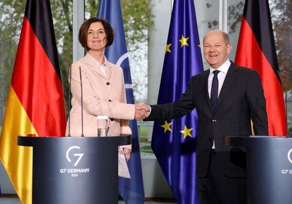 Prof Jutta Allmendinger , Olaf Scholz, Federal Chancellor, Germany, Berlin, Federal Chancellery, Press statements of the BK and Prof Jutta Allmendinger on the occasion of the handover of the recommendations of the Gender Equality Advisory Council.