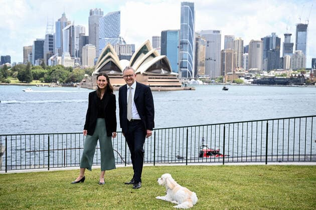 Bilder des Jahres, News 12 Dezember News Themen der Woche KW48 News Bilder des Tages SANNA MARIN AUSTRALIA VISIT, Prime Minister Anthony Albanese with his dog Toto, welcomes Prime Minister of the Republic of Finland Sanna Marin, during a visit to Australia at Kirribilli House, in Sydney, Friday, December 2, 2022. ( NO ARCHIVING, EDITORIAL USE ONLY, NO USE IN BOOKS WITHOUT CONSENT SYDNEY NSW AUSTRALIA Copyright: xDANxHIMBRECHTSx 20221202001737837840