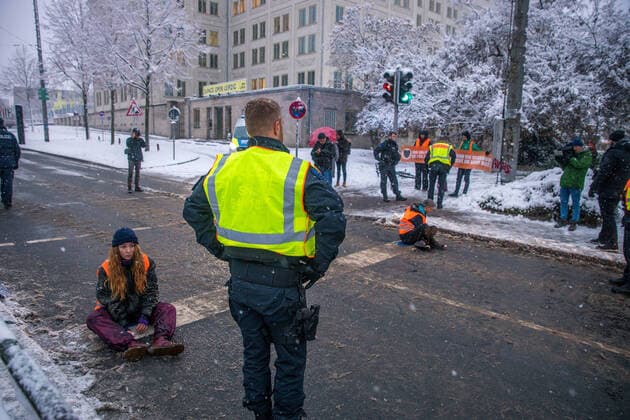 Activists of the climate movement Last Generation blocked the Georgiring in front of the opera in Leipzig on Friday morning The police had to get the activists off the street