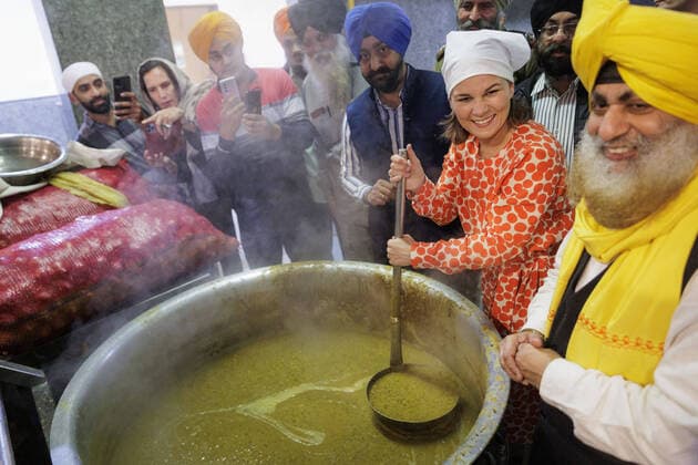Annalena Baerbock Buendnis 90 Die Gruenen , German Foreign Minister, taken during a visit to the Gurudwara Sis Ganj Sahib Sikh Temple and its kitchen in New Delhi, 05 12 2022 New Delhi India Copyright: xKiraxHofmannx