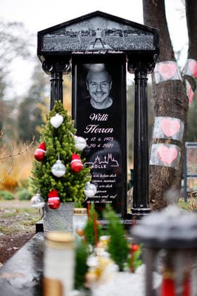 The grave of Willi Herren at the Melaten Cemetery in Cologne now has a tombstone The entertainer had died completely unexpectedly in April 2021 Cologne, 06 12 2022 NRW Germany Copyright: xChristophxHardtx
