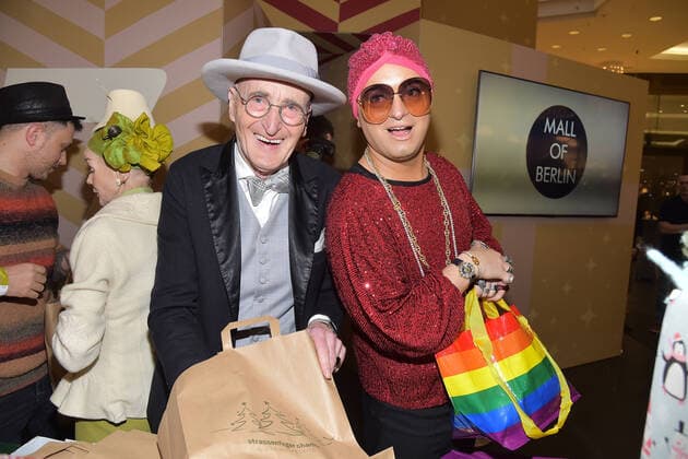 strassenfeger charity by Maximilian Seitz Günther Krabbenhöft Julian F M Stöckel Designer and Instagram star Maximilian Seitz organizes again with a lot of celebrity support strassenfeger charity by Maximilian Seitz in the Mall of Berlin in Berlin For the well-known association 250 gift bags are packed for needy people in the Mall of Ber Photopress Mueller