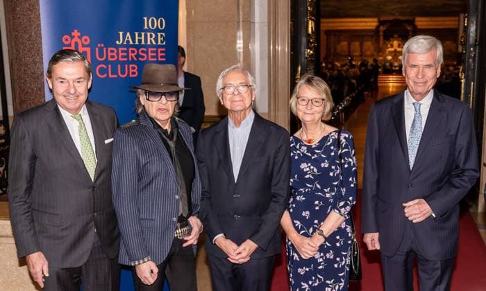 Anniversary event 100 years Übersee Club Hamburg honorary citizens in conversation in the town hall Michael Behrendt, President Übersee Club with the four living Hamburg honorary citizens Ud