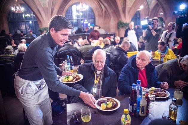 07 12 2022 xesx Frankfurt am Main, Römerhalle Bernd Reisig Foundation help For the 10 time Christmas goose food for Obdachloe and needy people Serves head coach Oliver Glaser Eintracht Frankfurt The Christmas goose HP