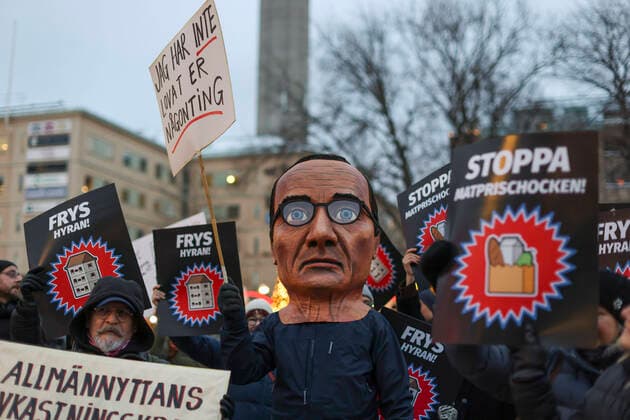 STOCKHOLM 20221210 The Peoples Movement Skift organized protests against higher living costs in several places in the country on Saturday. In Stockholm, demonstrators carried torches from Medborgarplatsen towards Norrmalmstorg Stockholm Sweden x11950x,  Copyright: xAlixLorestani TTx PROTEST MOT HÖGRE LEVNADSKOSTNADER