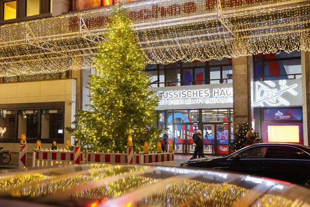 Russian House of Science and Culture, Friedrichstraße DEU, Germany, Berlin Christmas decorated is the Russian House of Science and Culture in Friedrichstraße in the district Mitte Berlin Berlin Germany