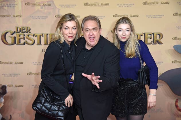 Oliver Kalkofe with wife Connie Kalkofe and daughter Celina Kalkofe on the red carpet at the film premiere of DER GESTIEFELTE KATER DER LETZTE WUNSCH at the cinema in the Kulturbrauerei in Berlin on 11 12 2022